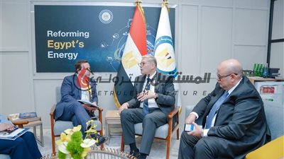 وزير البترول يبحث مع  نائب الرئيس التنفيذي بشركة شل  خطط الشركة المستقبلية في مجال البحث والاستكشاف