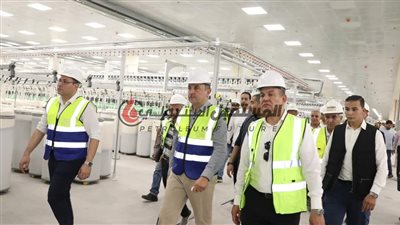 وزير قطاع الأعمال العام يتفقد تجارب تشغيل مصنع 