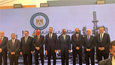 بالصور: البترول تكرم الوزراء السابقين في العيد ال49