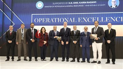 تسليم جوائز التميز في العمليات لشركات بدرالدين والفرعونية ورشيد