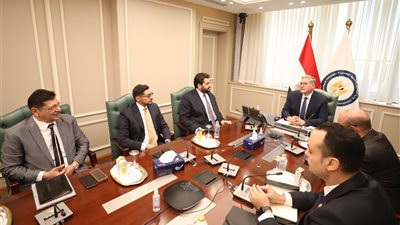 بدوي يعرض على مجموعة القحطاني الفرص المتاحة للاستثمار فى البترول