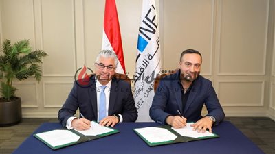 رئيس اقتصادية قناة السويس يوقع عقد مشروع 