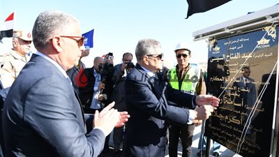 رئيس هيئة قناة السويس يفتتح كوبريين عائمين بالقطاع الأوسط للقناة 