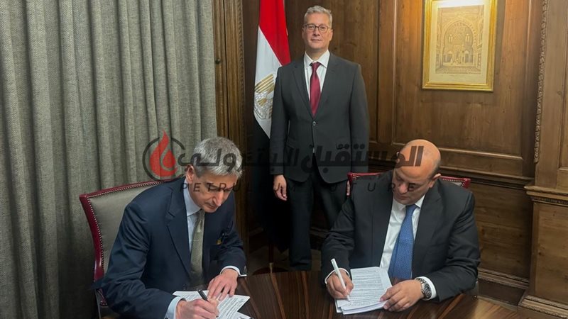 أثناء توقيع الإتفاق