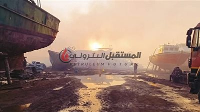 الحماية المدنية و شركات البترول تسيطر على حريق منطقة بناء السفن فى السويس