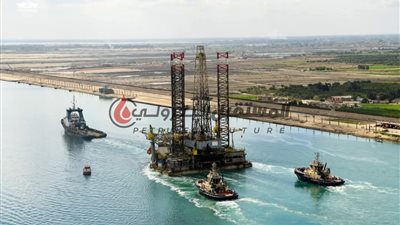 قناة السويس تشهد عبور الحفار ADMARINE260 مقطورا ‏في عملية عبور غير تقليدية