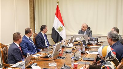 وزير قطاع الأعمال العام يبحث مع 