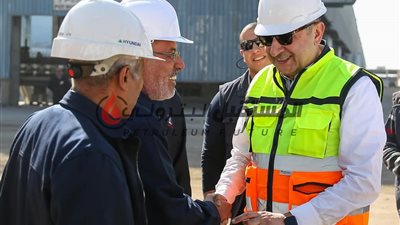 وزير قطاع الأعمال العام يتفقد مصانع مجمع الألومنيوم بنجع حمادي