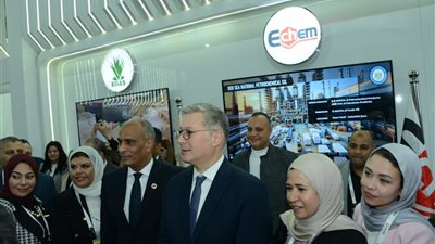 وزير البترول يتفقد جناح القابضة للبتروكيماويات