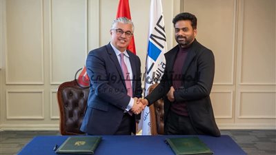 رئيس اقتصادية قناة السويس يوقع اتفاقية مع شركة 