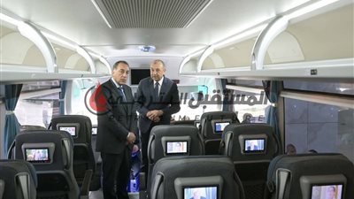 رئيس الوزراء يتفقد نموذجًا لأتوبيس سياحي لشركة 