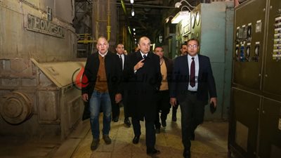 وزير قطاع الأعمال العام يتفقد محطة الكهرباء والمصانع القديمة بشركة غزل المحلة