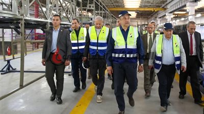 وزير قطاع الأعمال العام يزور شركة النصر للسيارات ويشارك العاملين إفطار رمضان