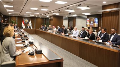 بدوي يلتقي وفد من انجلوجولد للذهب ويستعرض الفرص الاستثمارية