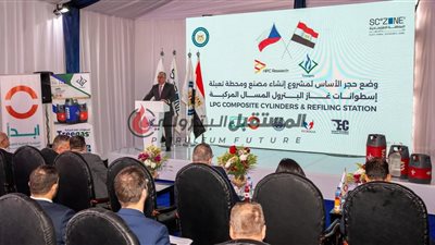 رئيس المنطقة الاقتصادية يضع حجر أساس 