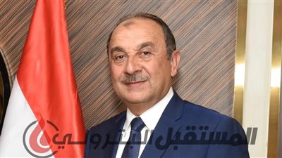 وزير قطاع الأعمال العام يهنئ العاملين بالمصانع والشركات التابعة بعيد العمال