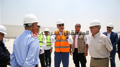 وزير قطاع الأعمال العام يتفقد أعمال إعادة إحياء وتشغيل مصنع بلوكات الأنود بالسخنة