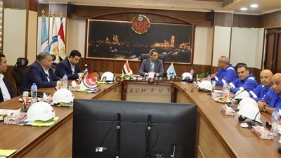 محافظ السويس والقيادات التنفيذية فى زيارة لـ شركة النصر للبترول  