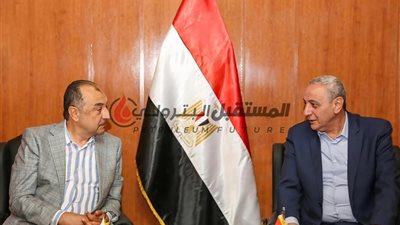 وزير قطاع الأعمال يلتقى محافظ الغربية خلال زيارته لشركة طنطا للكتان والزيوت