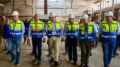 وزير قطاع الأعمال العام يتفقد مصانع شركة طنطا للكتان والزيوت