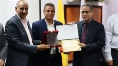 بدر الدين تكرم السيد/عبد الحفيظ محمد بموقع العامرية تقديرًا ليقظته وتفانيه فى أداء مهامه 