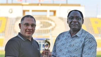 الشريعي يهدي سفير تنزانيا درع النادي احتفالًا بمرور 40 عامًا على التأسيس