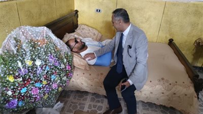 رئيس شركة النيل للبترول يتفقد حالة أحد العاملين ويتابع سير العمل بمستودع جحدم