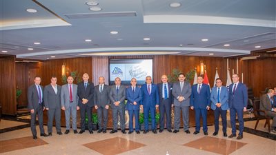 بالصور: قنديل ورؤوساء شركات الغاز يكرمون محسن مطاوع