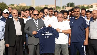 رئيس إنبي يلتقي الفريق الأول للنادي قبل لقاء الأهلي