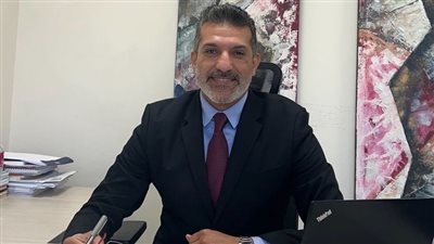 أيمن حسين يكتب: بين الحزم والاستبداد شَعرة