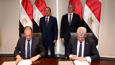 بدوي يشهد توقيع اتفاقية تشغيل وإدارة فندق “جيت بيتش” المملوك لشركة بتروجت، وشركة “إيجوث” التابعة لوزارة قطاع الأعمال العام.