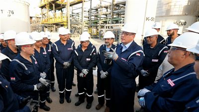 بالصور: بدوي يتفقد مشروعات التطوير وزيادة الإنتاج وترشيد الطاقة بالعامرية للبترول