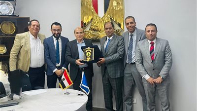 هيئة البترول وبتروتريد يكرمان رئيس الادارة المركزية لجمارك السويس