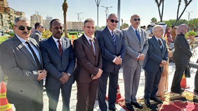 الشاذلي وقيادات البترول يضعون أكاليل الزهور لشهداء السويس