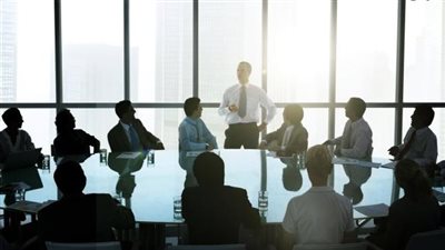 التنبيه على الإدارية بتطبيق الانضباط الوظيفي ومنع الألقاب غير الرسمية (التفاصيل)