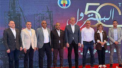 وزير البترول يوصي بتطبيق حزمة مزايا للعاملين فى العيد ال50