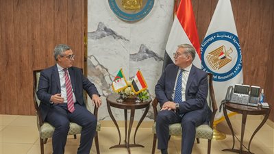 وزير البترول يبحث مع سفير الجزائر تعزيز التعاون في مجالات البترول والغاز