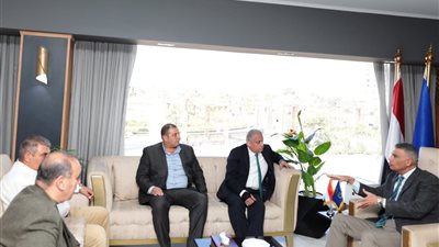قنديل ومحافظ أسوان يبحثان تسريع عمليات الغاز بالمحافظة