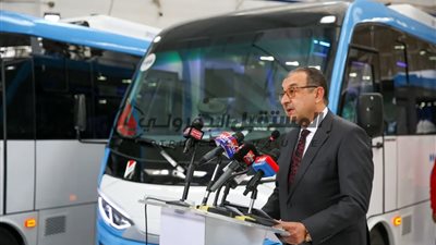 وزير قطاع الأعمال العام يشهد تسليم الدفعة الأولى من ميني باص 