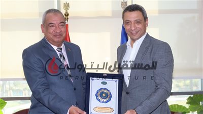 محافظ السويس يكرم المهندس محمد عبدالله رئيس النصر للبترول لبلوغة قمة العطاء الوظيفى 