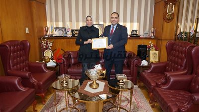 رئيس شركة البتروكيماويات المصرية يكرّم باحثة بالمكتب الفني تقديرًا لجهودها في تعظيم القيمة المضافة لتطبيقات الـPVC