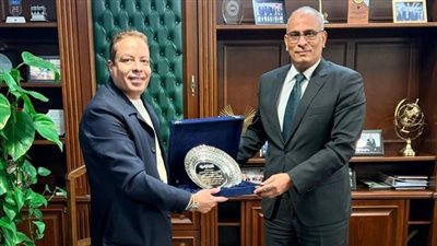 درع المستقبل للمهندس إبراهيم مكي لدوره في خدمة قطاع البتروكيماويات