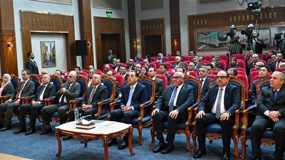 رئيس الوزراء يتفقد أعمال تطوير مصنع عربات السكك الحديدية ومترو الأنفاق 