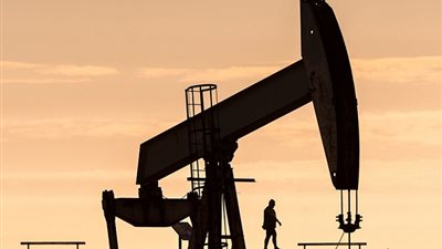 النفط يرتفع مع تزايد المخاوف إزاء مستقبل إمدادات فنزويلا وإيران