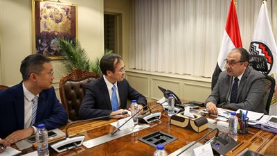 وزير قطاع الأعمال العام يستقبل وفدًا من مجموعة شاندونج الصينية لبحث التعاون في صناعة المركبات الكهربائية