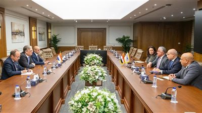 رئيس اقتصادية قناة السويس يستقبل سفير مملكة هولندا بالقاهرة لبحث فرص التعاون في مجالات الطاقة المتجددة والتنمية المستدامة