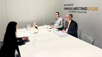 وزير البترول يبحث مع رئيسة 