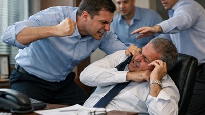 مساعد رئيس شركة يعتدي على مدير عام النقل