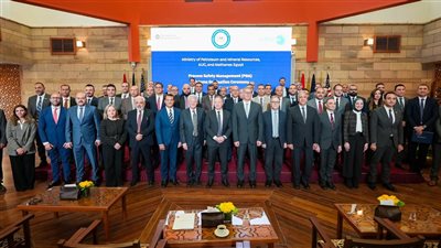 وزير البترول يشهد تخرج أول دفعة من دبلومة سلامة العمليات بقطاع البترول بالجامعة الأمريكية