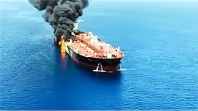 استهداف ناقلة نفط أمريكية قرب سواحل الكويت واحتراقها